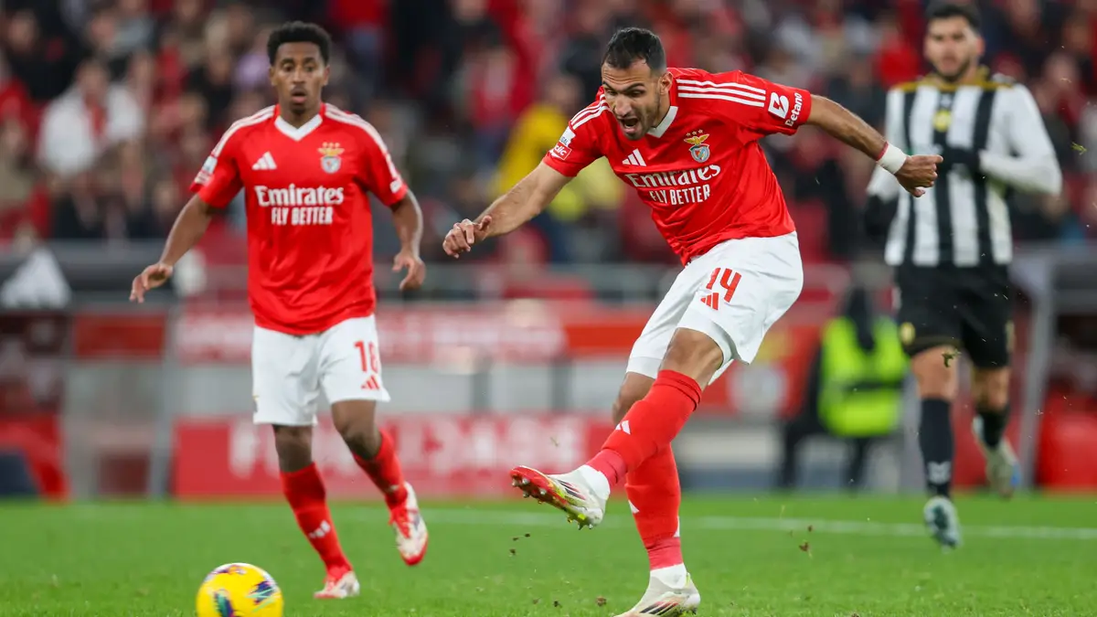 Benfica brilha com Kökçü e vence Nacional por 3-0