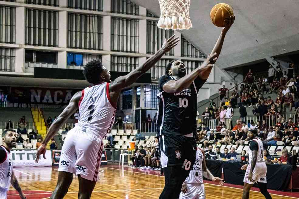 Corinthians vence Flamengo em jogo eletrizante do NBB