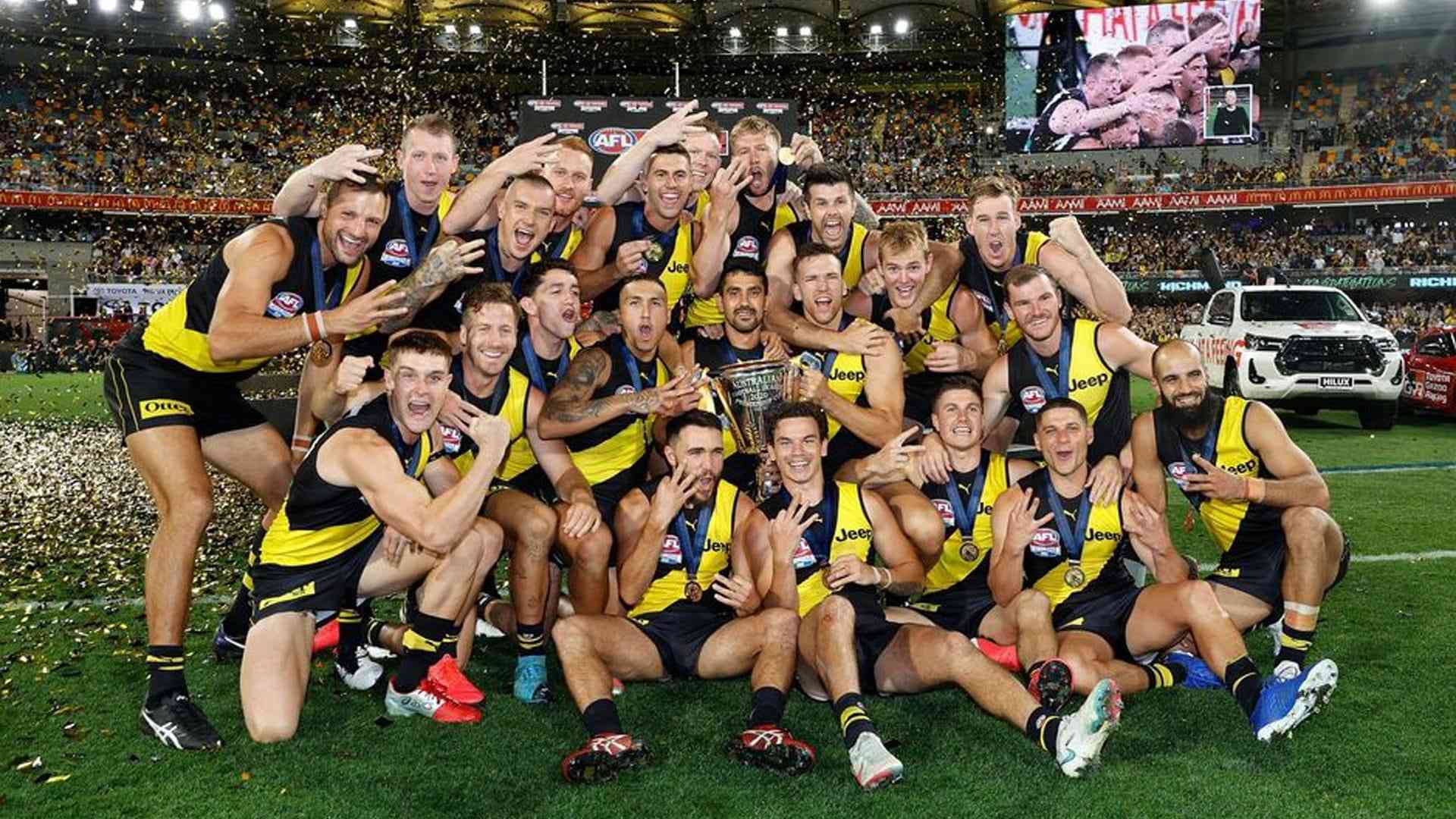 Geelong Cats Dominate Hawthorn in AFL Showdown