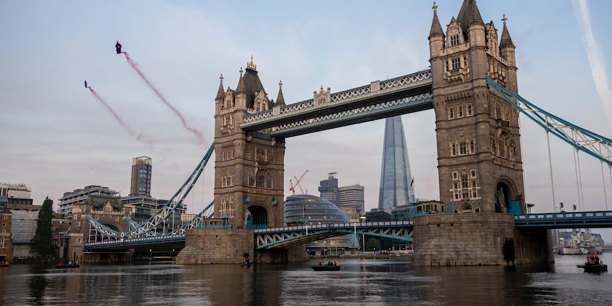 Skydivers Soar Through Tower Bridge in Epic Wingsuit Jump