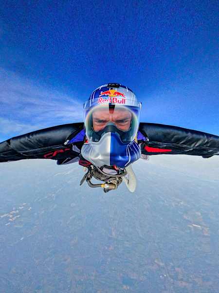 Sebastián Álvarez pulvérise le record du monde en wingsuit