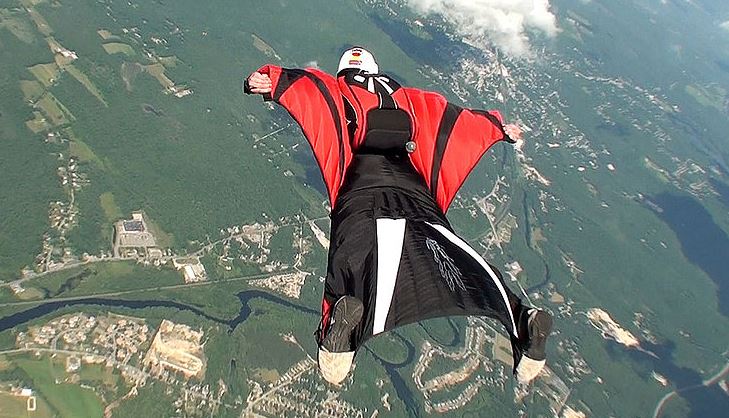Record de wingsuit : un pilote britannique en quête de gloire