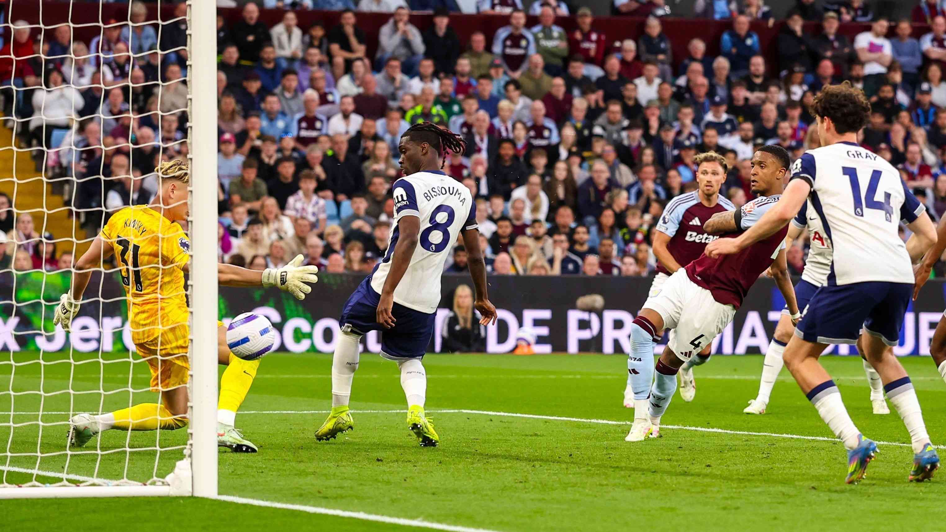 Aston Villa brilha e vence Tottenham na Premier League