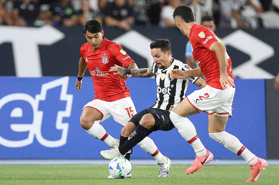 Botafogo brilha e vence Estudiantes no Carioca