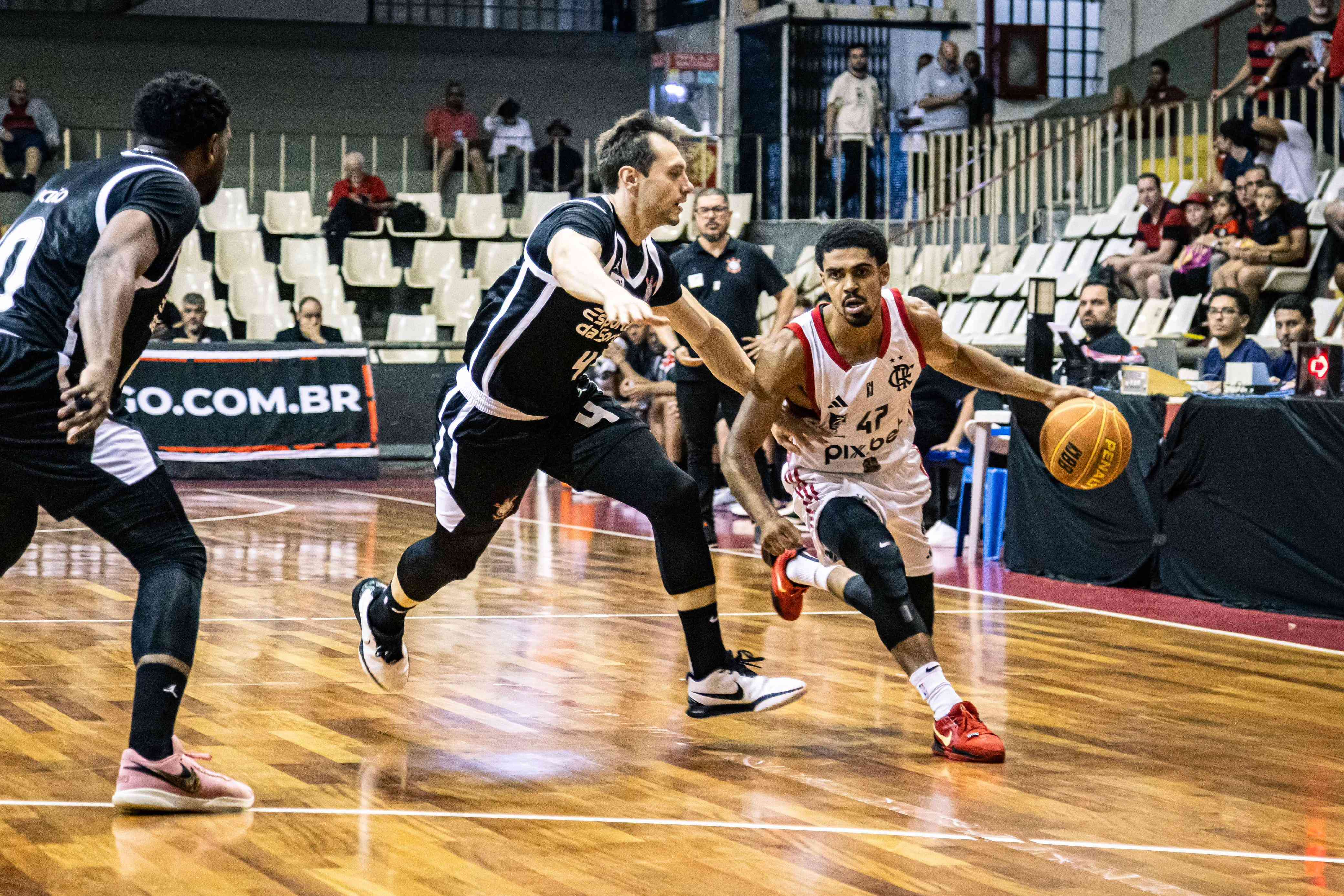 Flamengo vence Corinthians e avança nas semifinais do NBB