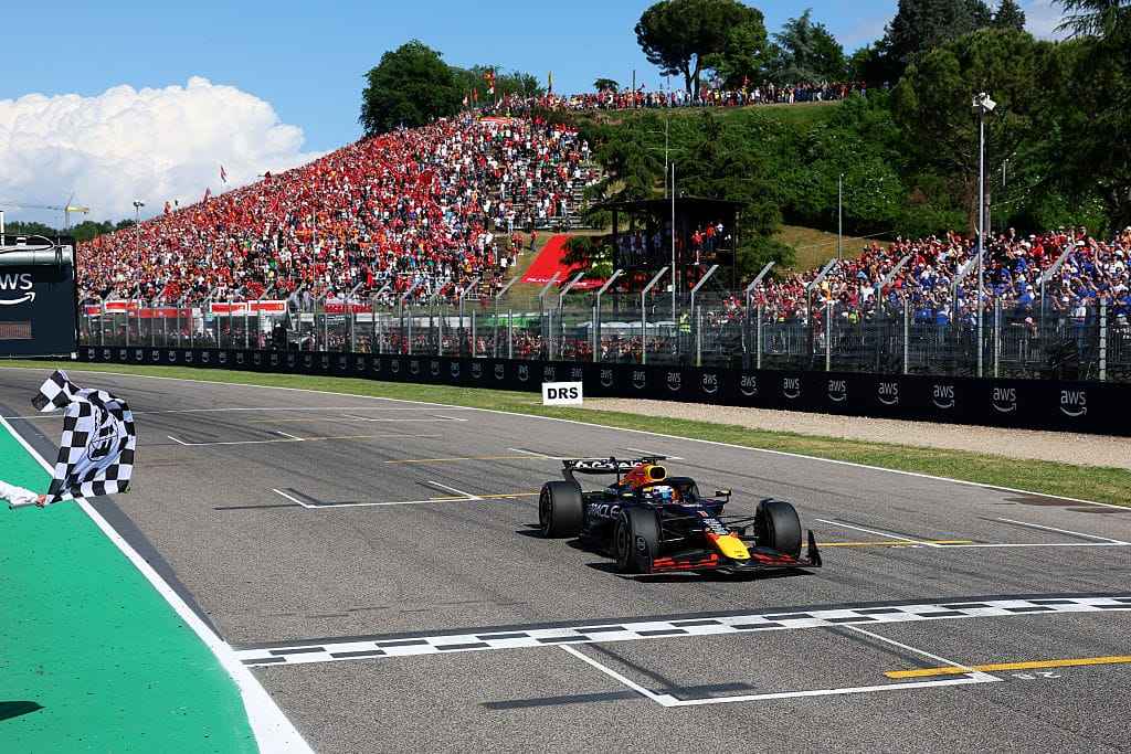 Verstappen trionfa a Imola, Ferrari in rimonta!