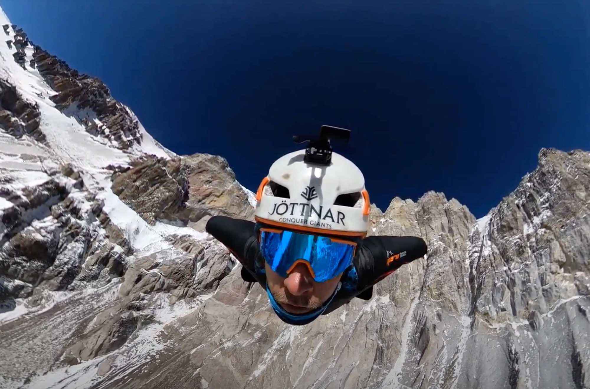 Tim Howell suspend son vol en wingsuit sur Lhotse