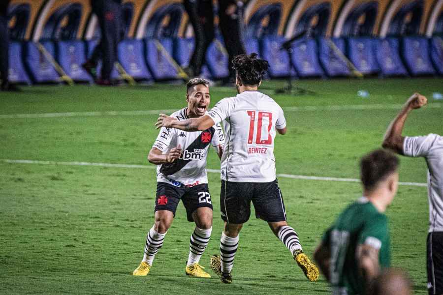 Vasco brilha nos pênaltis e avança na Copa do Brasil