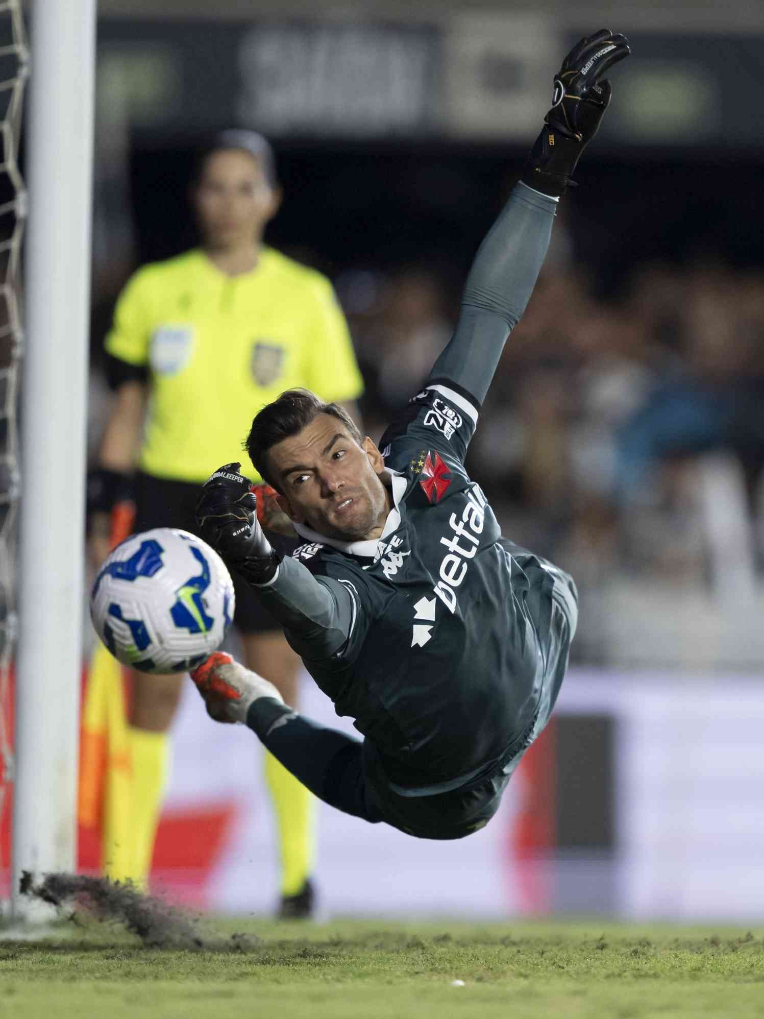 Vasco brilha nos pênaltis e avança na Copa do Brasil