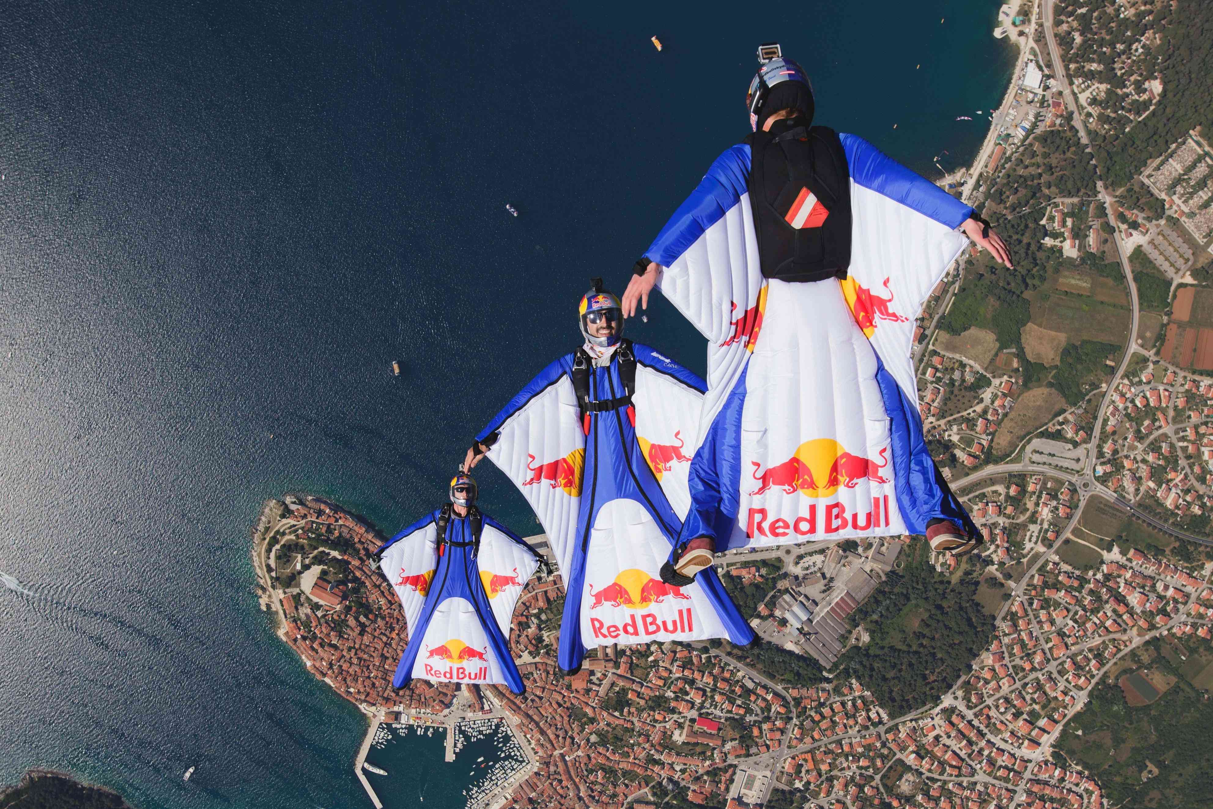Wingsuit-Flug: Marco Fürst durchbricht Tower Bridge
