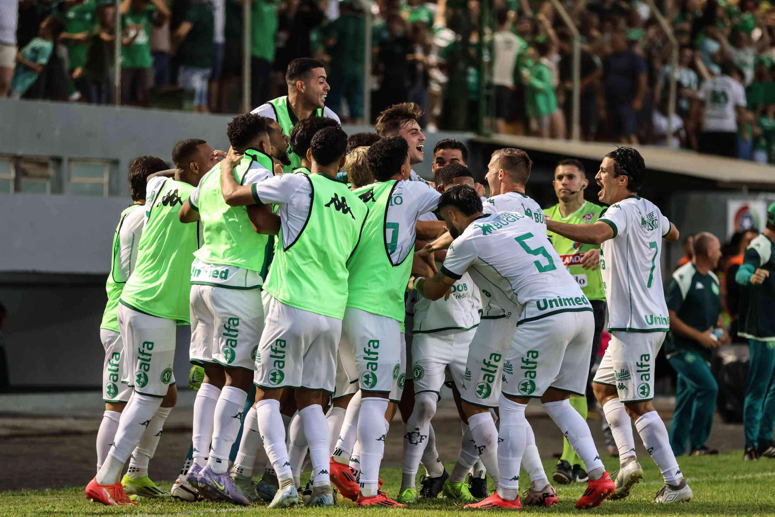 Semifinais do Catarinense: Chapecoense e Joinville em campo