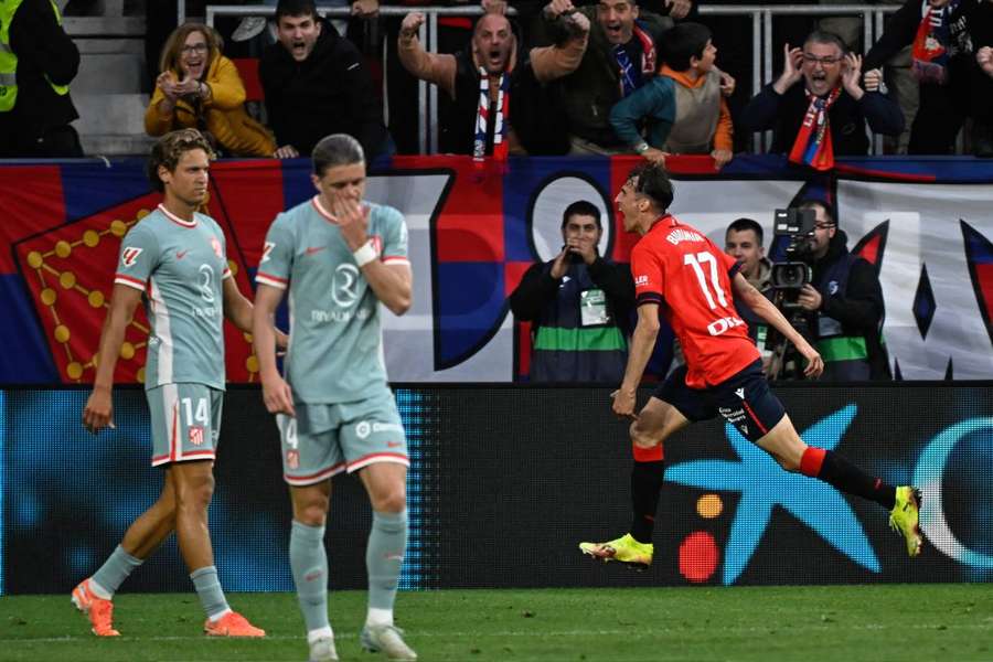 Osasuna brilha com Budimir e vence o Espanyol