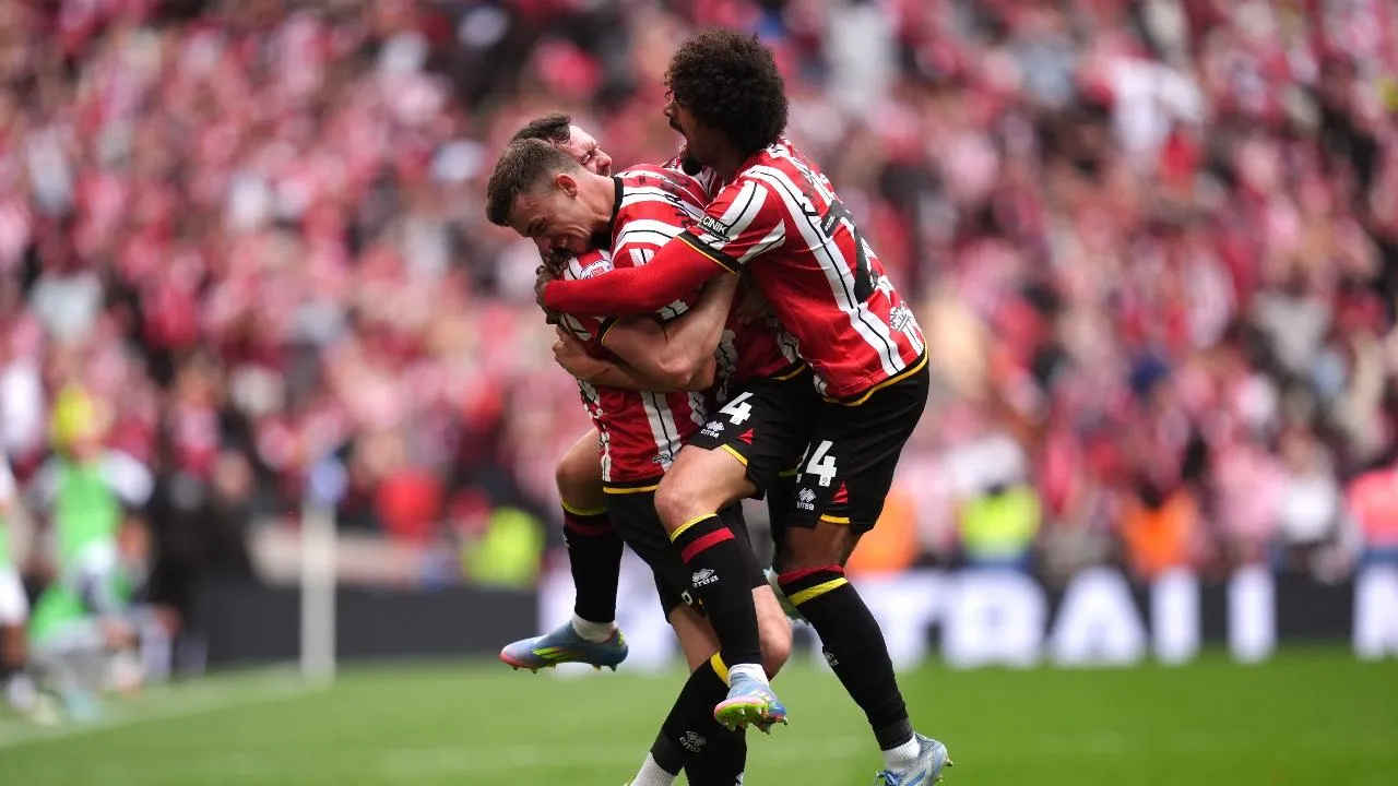 Sunderland brilha com virada emocionante no Wembley