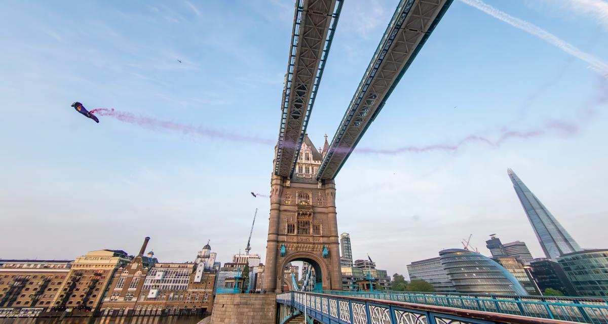 Marco Fürst réalise un vol historique à Tower Bridge