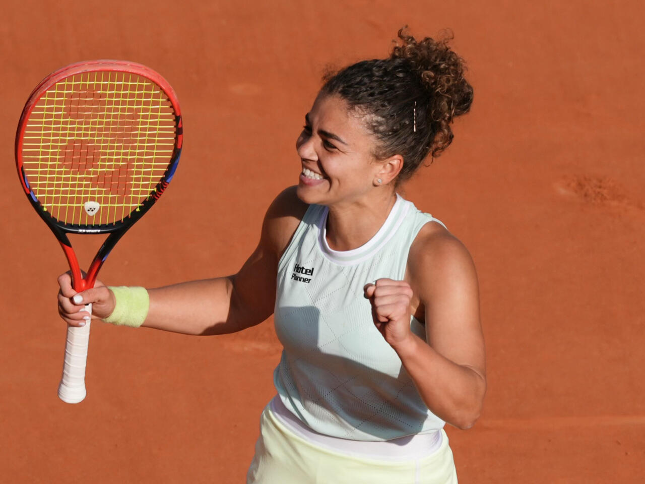 Paolini avanza en Roland-Garros tras emocionante batalla