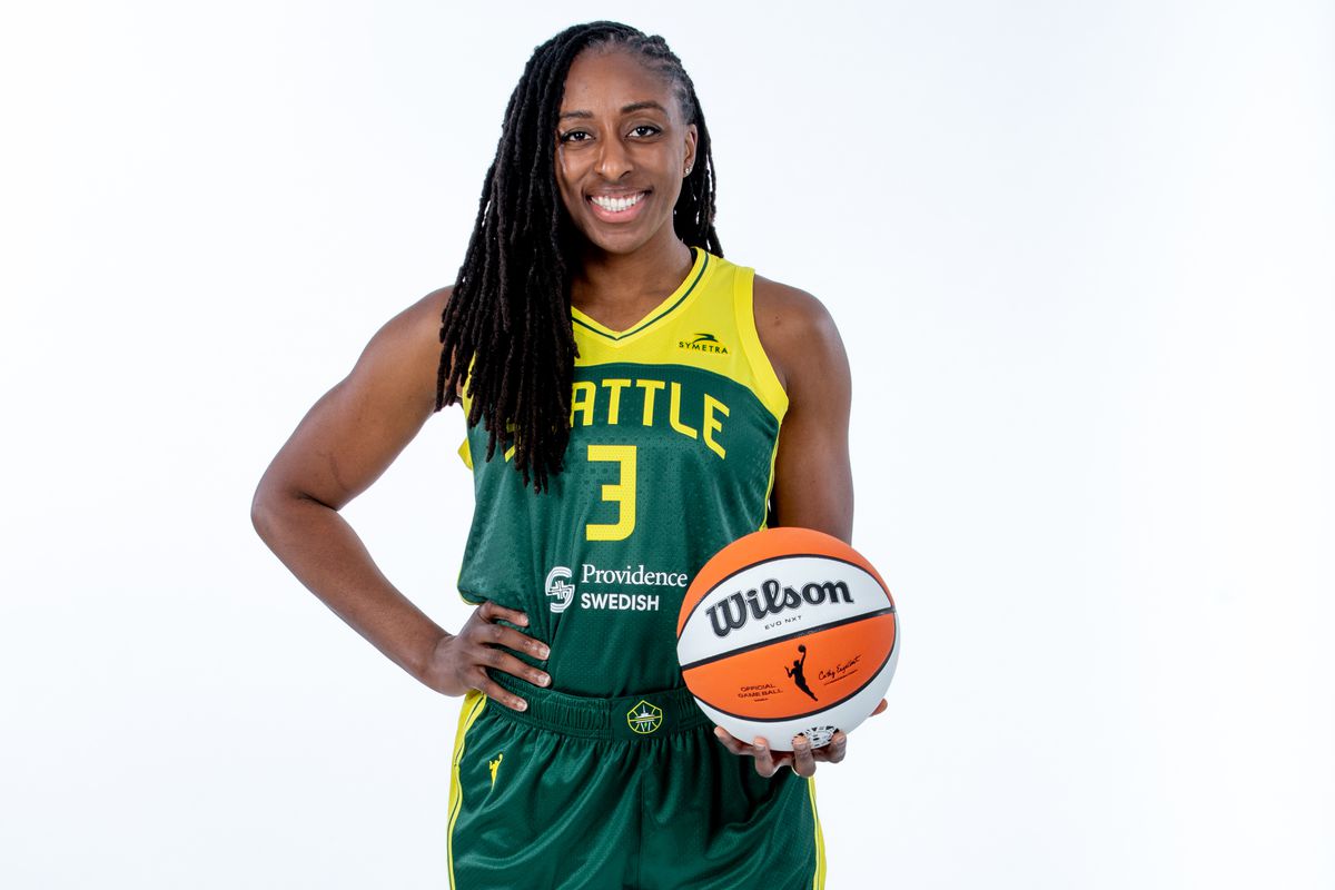 Storm`s Nneka Ogwumike Shines in Dominant Win