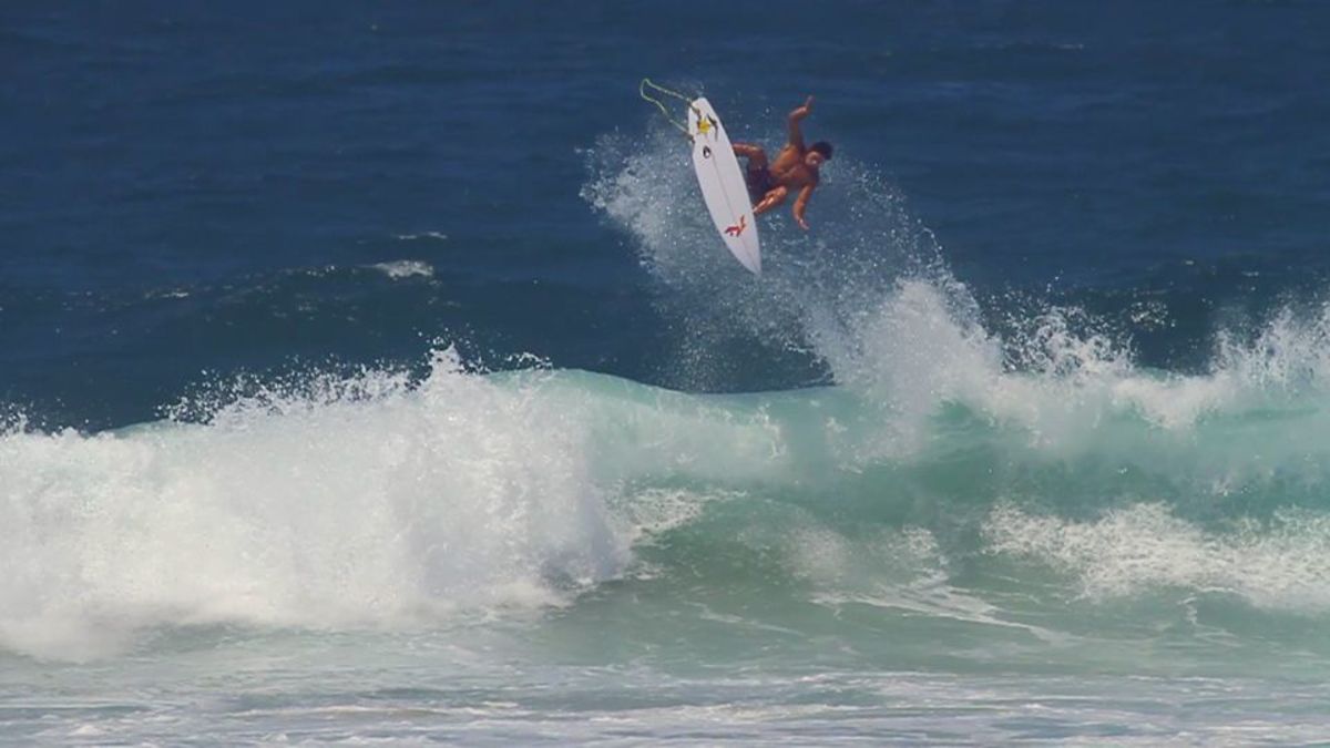 Jay Davies brille sous les vagues cycloniques en Australie