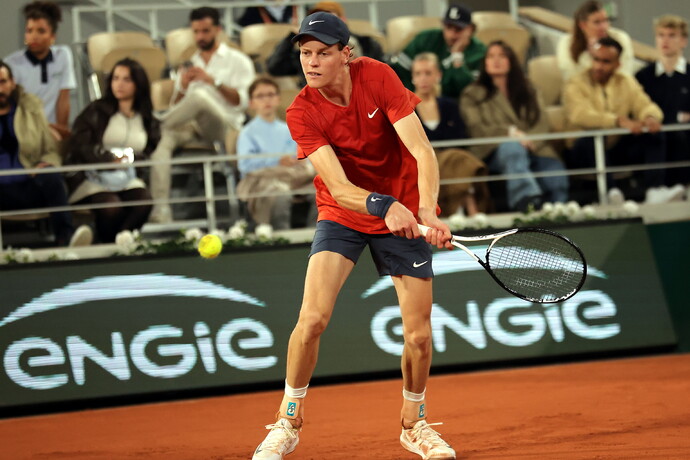 Sinner brilha e avança em Roland Garros!