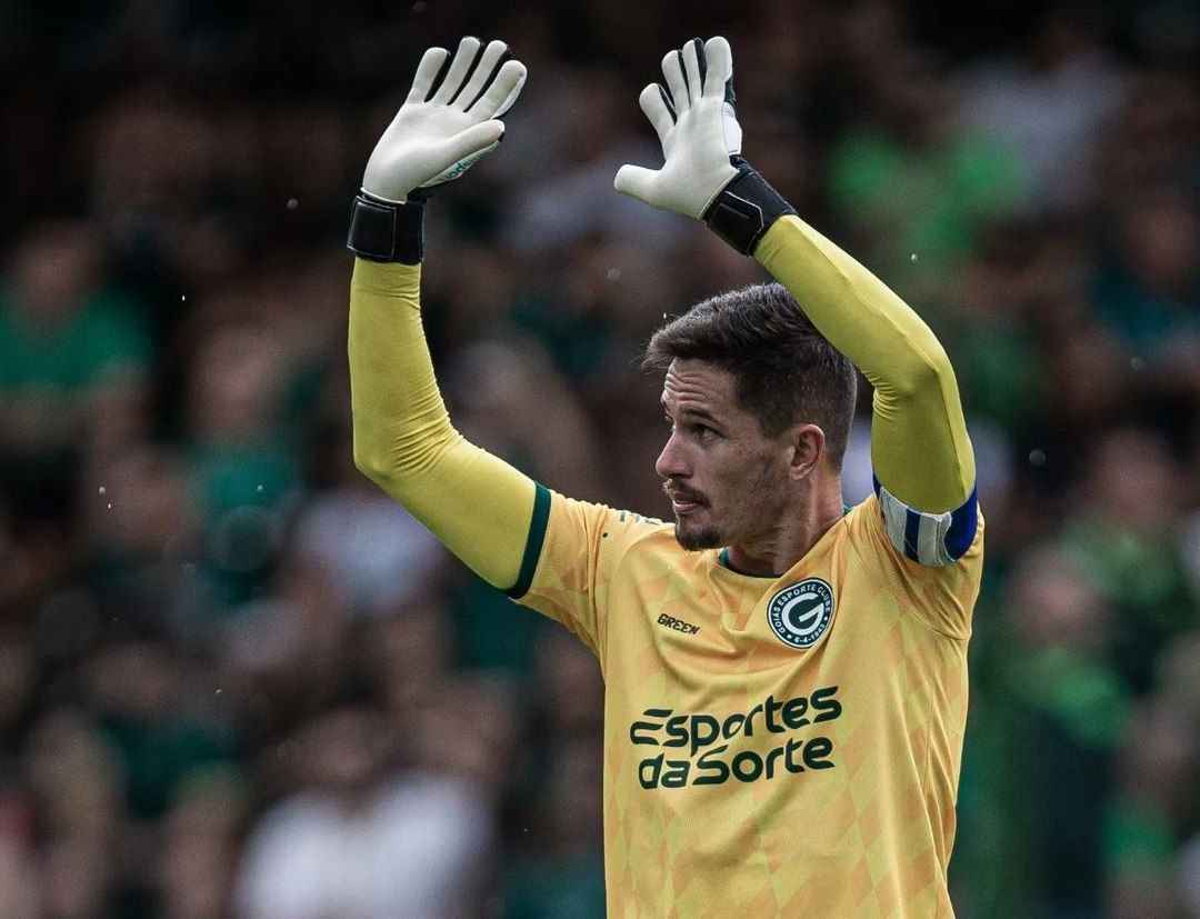 Goleiro Tadeu brilha e Goiás vence Atlético-GO no clássico