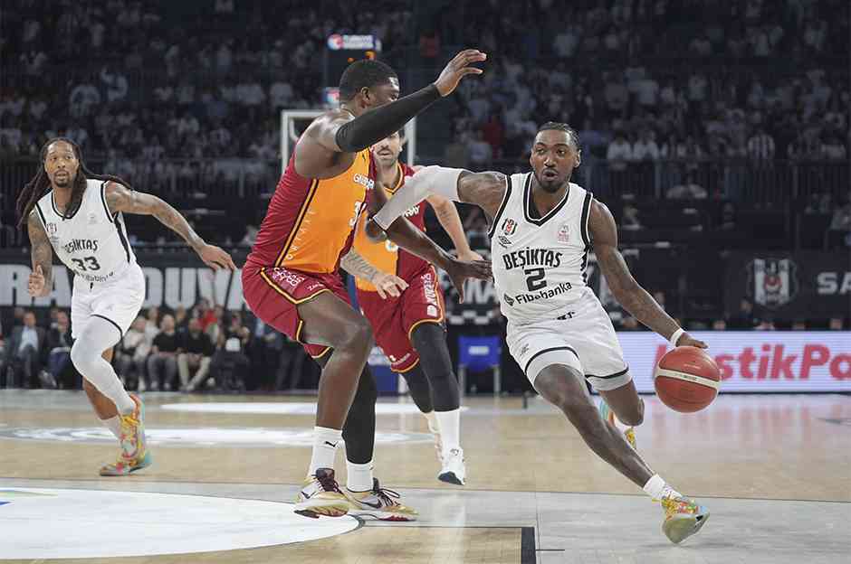 Beşiktaş, Galatasaray`ı Farkla Geçerek Yarı Finale Yükseldi!