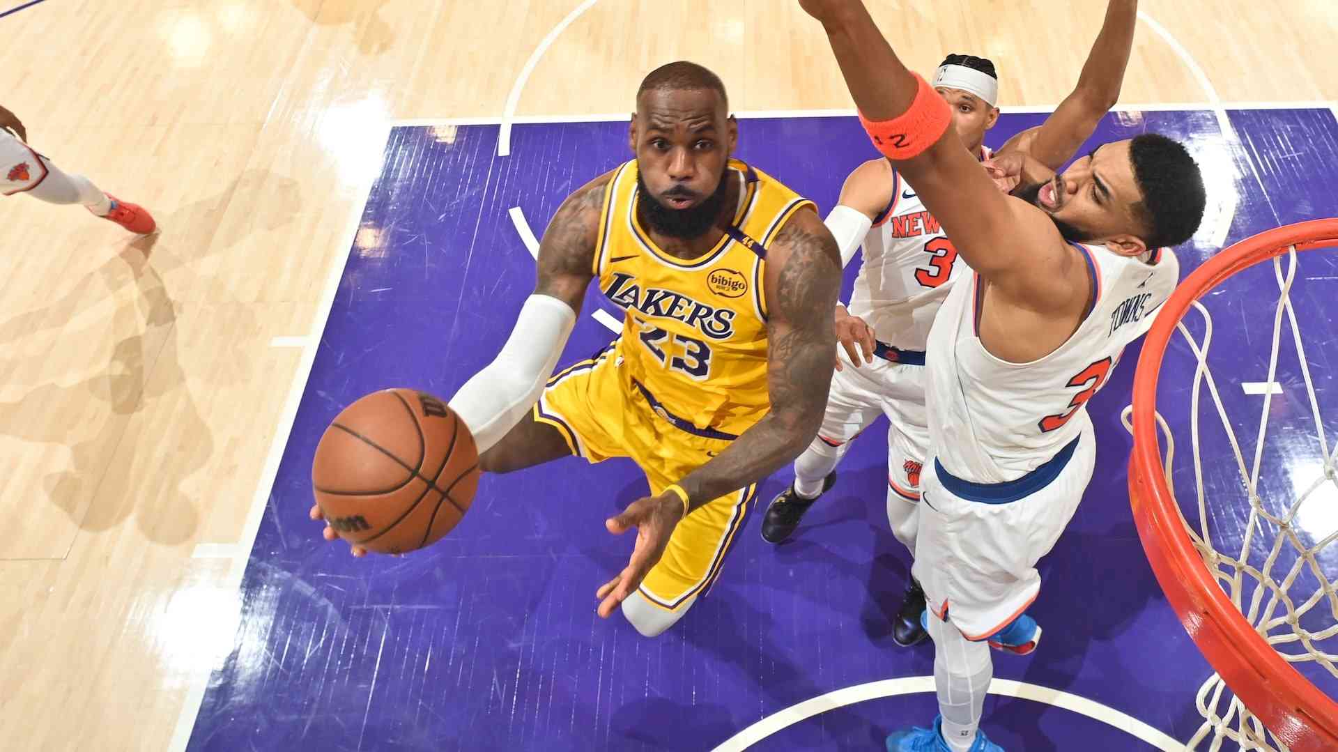 Lakers Dominate Knicks in 50-38 Victory