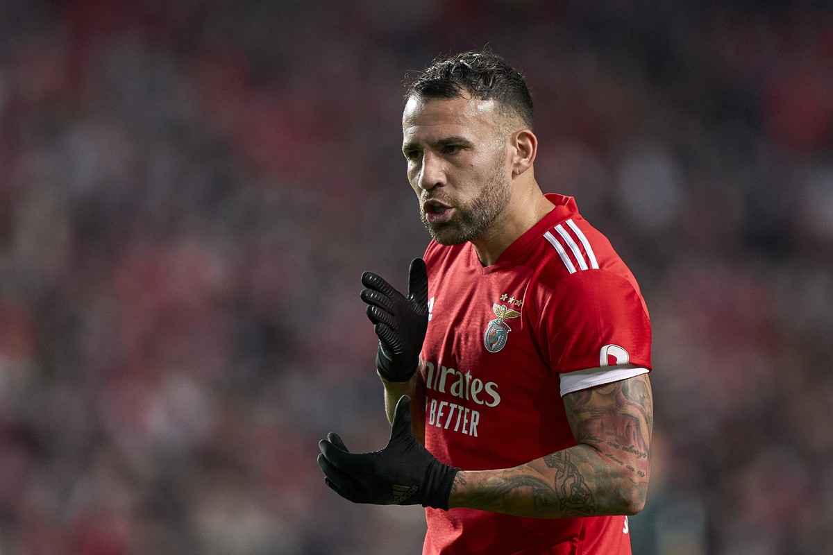 Otamendi renova com o Benfica durante o Mundial de Clubes