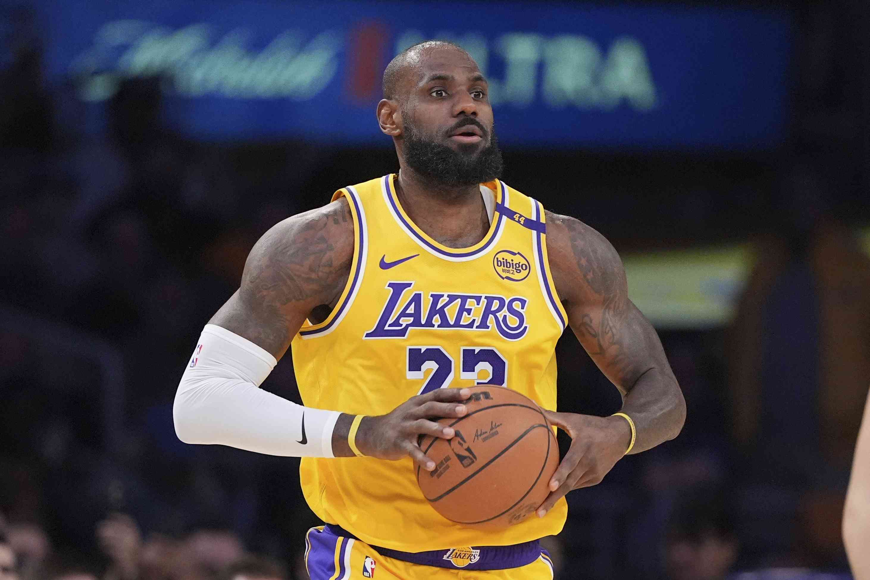 LeBron James Stays with Lakers for 23rd Season