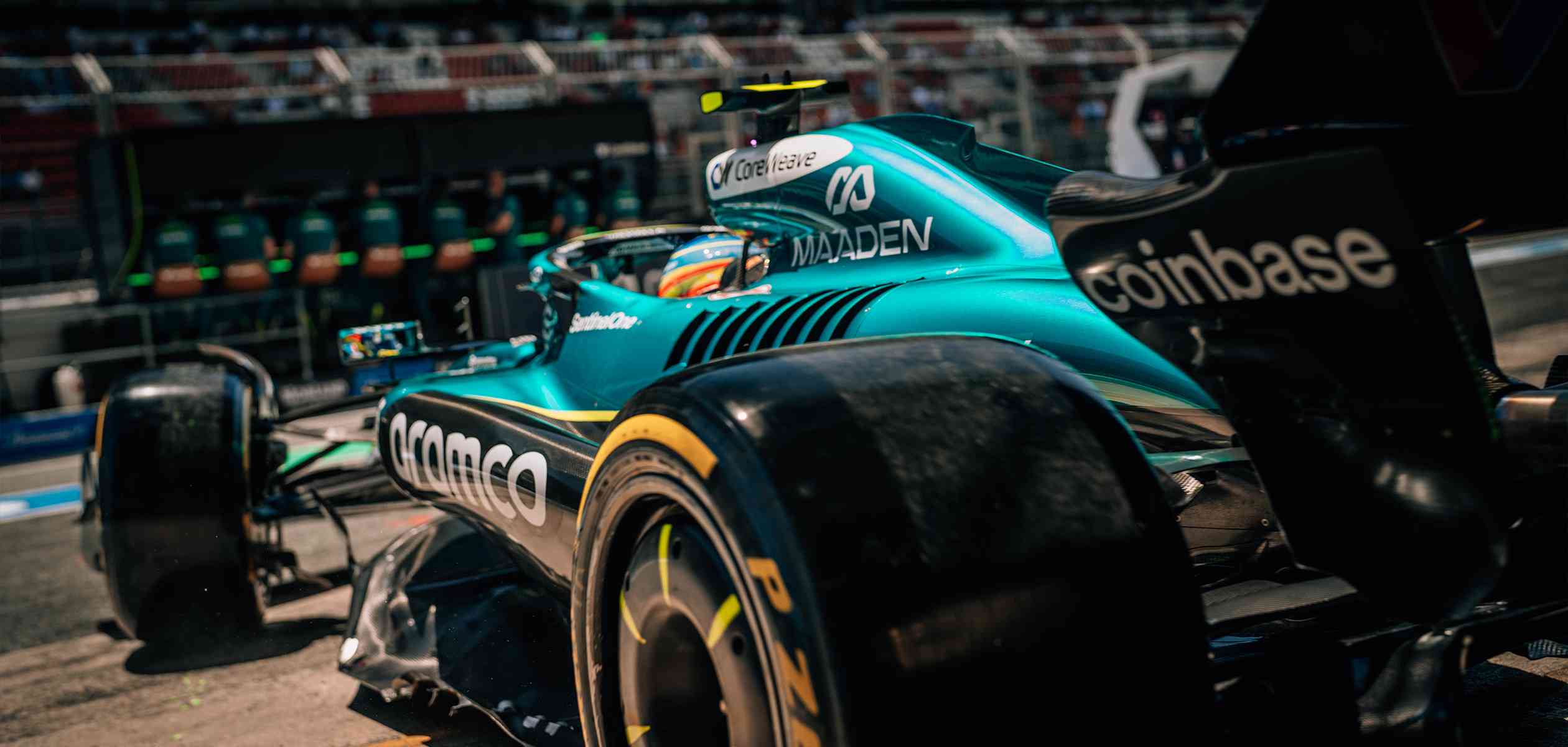 Aston Martin acelera hacia la cima en Silverstone
