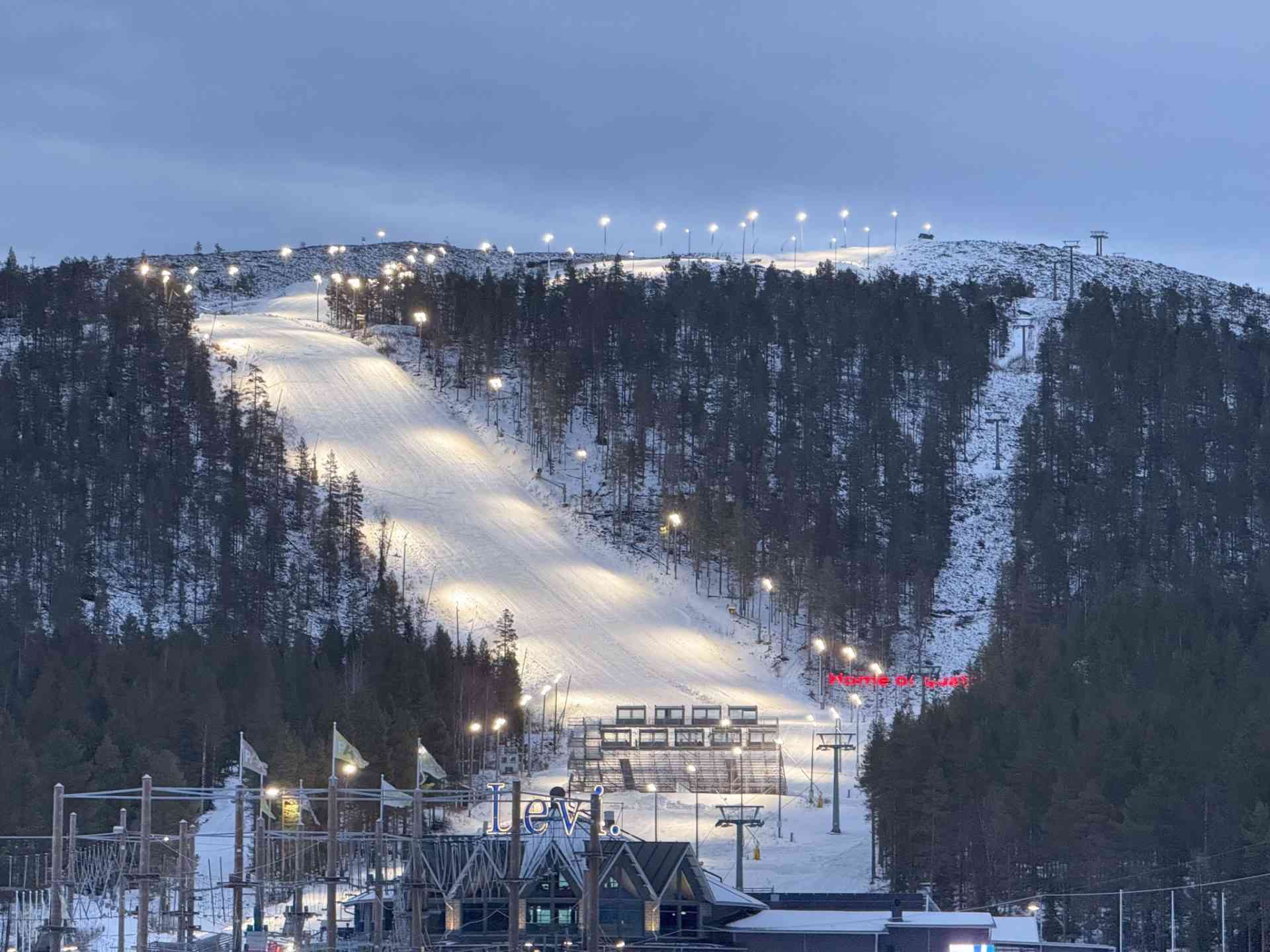 Suomalaiset alppihiihtäjät loistavat Levi Ski Resortissa