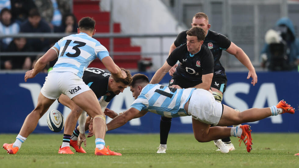 England Triumphs 35-12 Over Argentina in La Plata