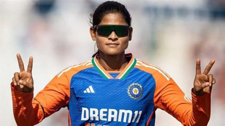 राधा यादव ने महिला T20 में 100 विकेट का किया कमाल