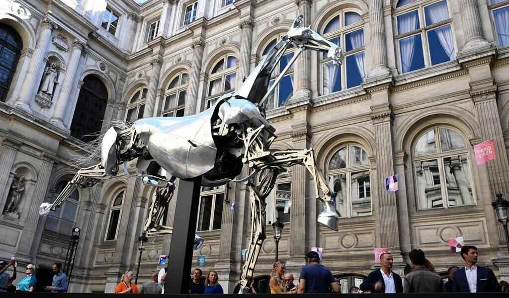 Le cheval mécanique Zeus fascine au Mont-Saint-Michel