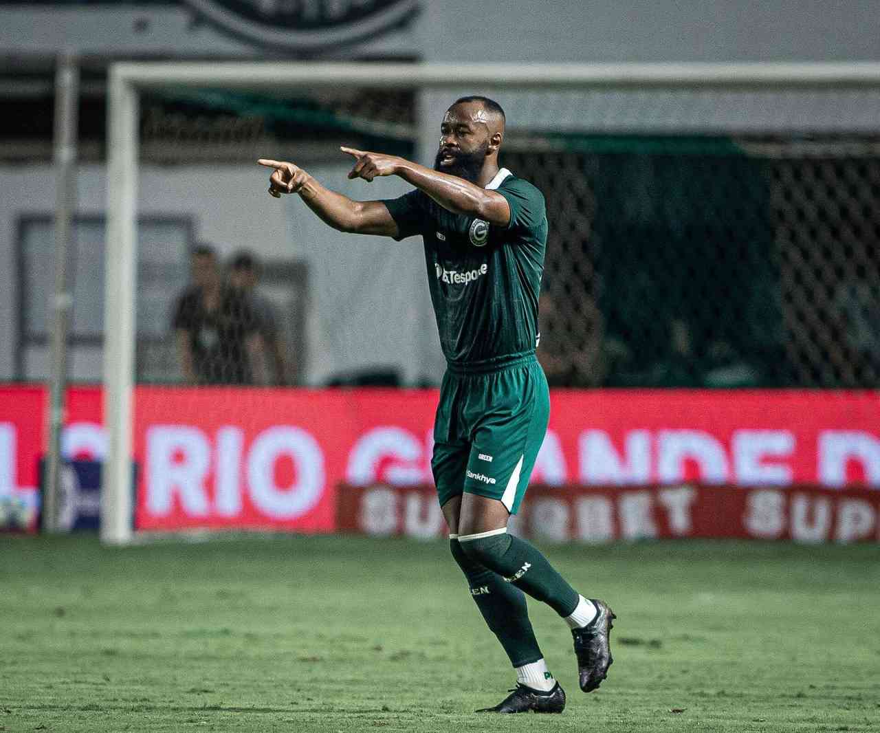 Goiás perde liderança após empate dramático com Criciúma