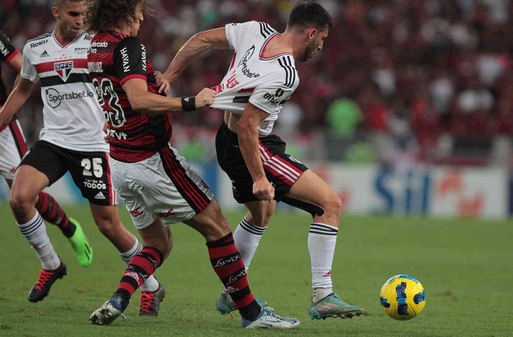 Flamengo e São Paulo se enfrentam em grande duelo